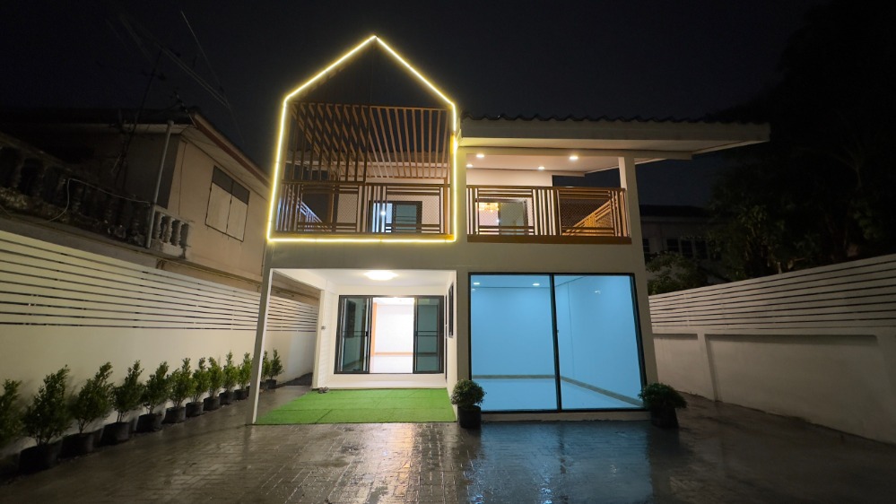 ขายบ้านเดี่ยว2ชั้น ลาดพร้าว101 แยก42 รีโนเวทใหม่ทั้งหลัง แต่งสวย พร้อมอยู่ 🏡✨🌈 Loading...