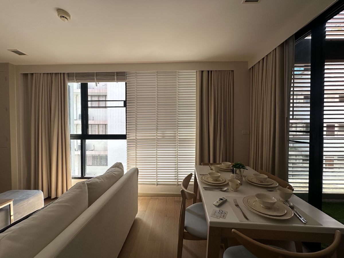 ให้เช่าคอนโดสุขุมวิท อโศก ทองหล่อ : Condo For Rent LIV@49 Duplex 2-Bed Unit Near BTS Thonglor Low-Rise Unit