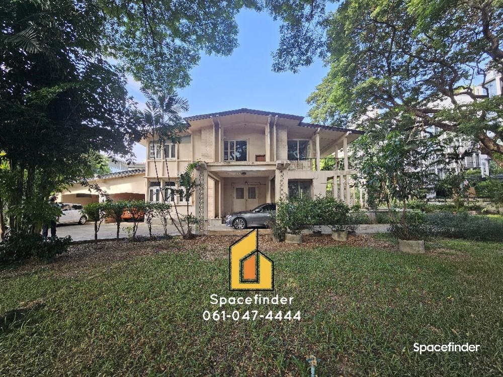 For RentHouseSukhumvit, Asoke, Thonglor : Requesting permission to rent out a house in the style of the 80s, located in the heart of Sukhumvit, 1 rai of green space, suitable for opening as a Chef Table or Private Dining. I recommend this house. 2 storey house, land size 1 rai, usable area 400 sq
