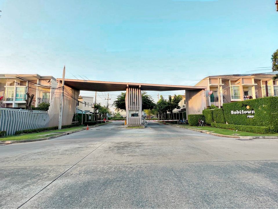 For RentTownhomePathum Thani,Rangsit, Thammasat : Townhome for rent, corner unit, first alley, facing the garden, north, Habitown-Fold Village. Tiwanon-Chaengwattana, good location, next to Chaengwattana Road. Cut into Road 345 Ratchaphruek.