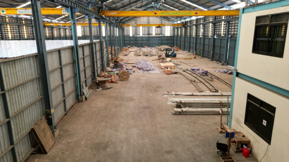For RentFactorySamut Prakan,Samrong : Factory, Tamru Road, size 2550 sq m., including office, floor load 5 tons/sq m., 3-phase power, can request a factory license, has 3 5-ton cranes, convenient travel. Big cars are easy to get in and out of. Suitable for factories, storage, and machinery.