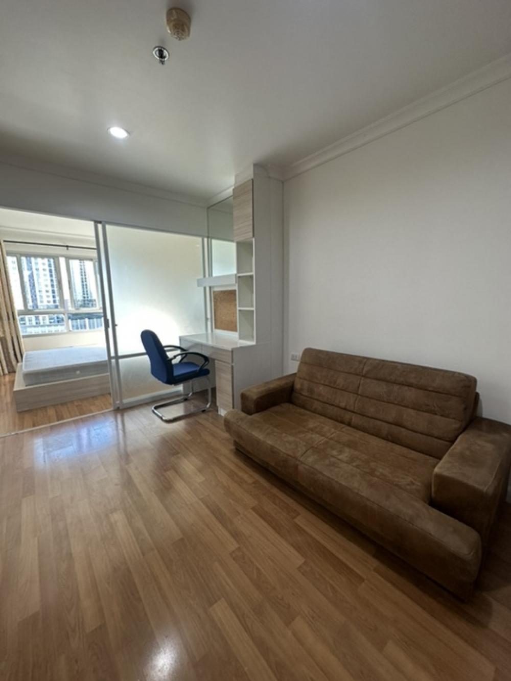 For RentCondoRama9, Petchburi, RCA : Rent: Lumpini Place Rama 9, Floor 14, Size 34 sqm. Rental 14,500 baht. RENT LUNT LUMPINI PACE RAMA9 1 Bed Room 1 Living Roomsize 34 SQM. Tower D. 14floor Full Furniture East View, Hight Floor 14,500rent / Months Deposit 2 months 2