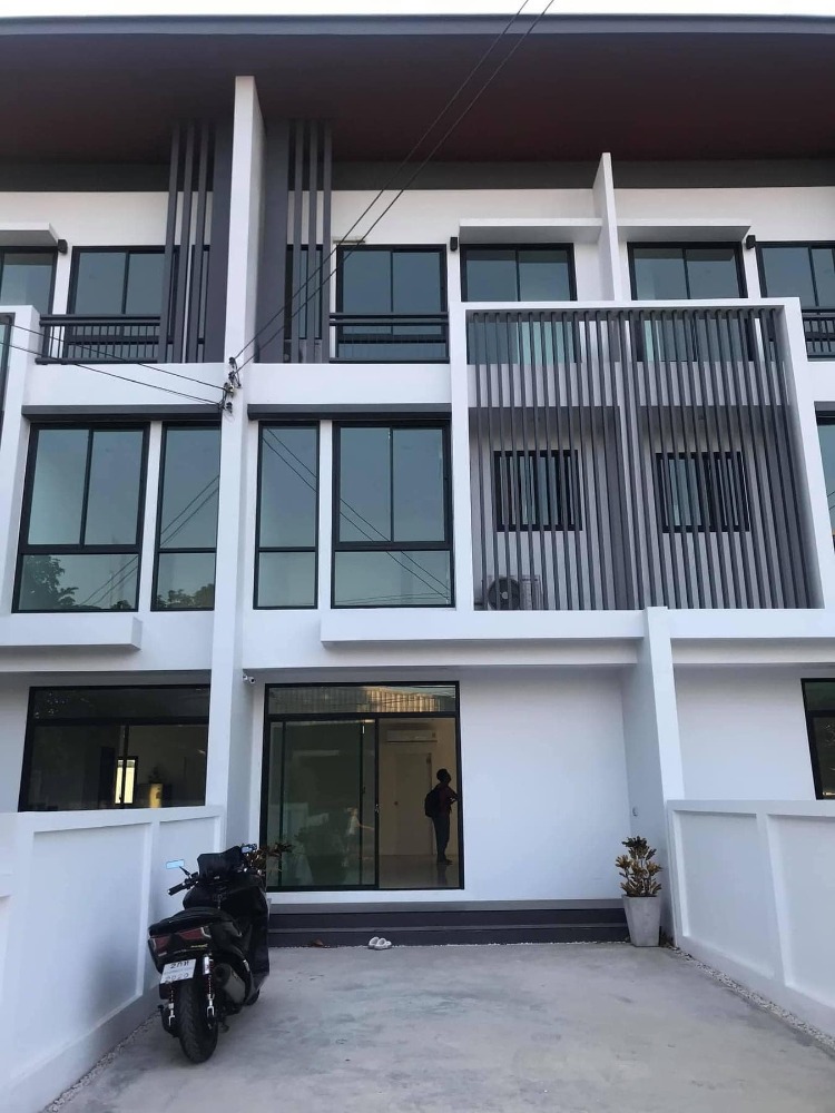 For RentTownhomeLadprao, Central Ladprao : Townhome for rent Near Satri Wittaya 2, area 30 sq m, 3 bedrooms, 3 bathrooms, 3 air conditioners, parking for 2 cars.