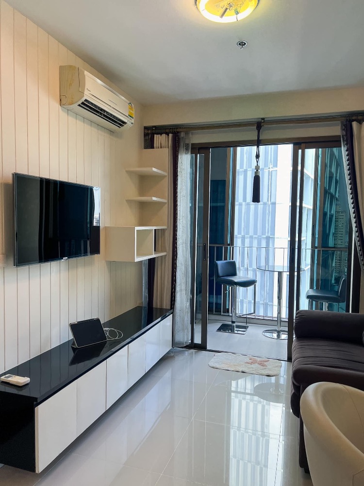 For RentCondoWongwianyai, Charoennakor : Condo for rent Ideo Sathorn-Taksin, very new room, good breeze, next to BTS Krung Thonburi.