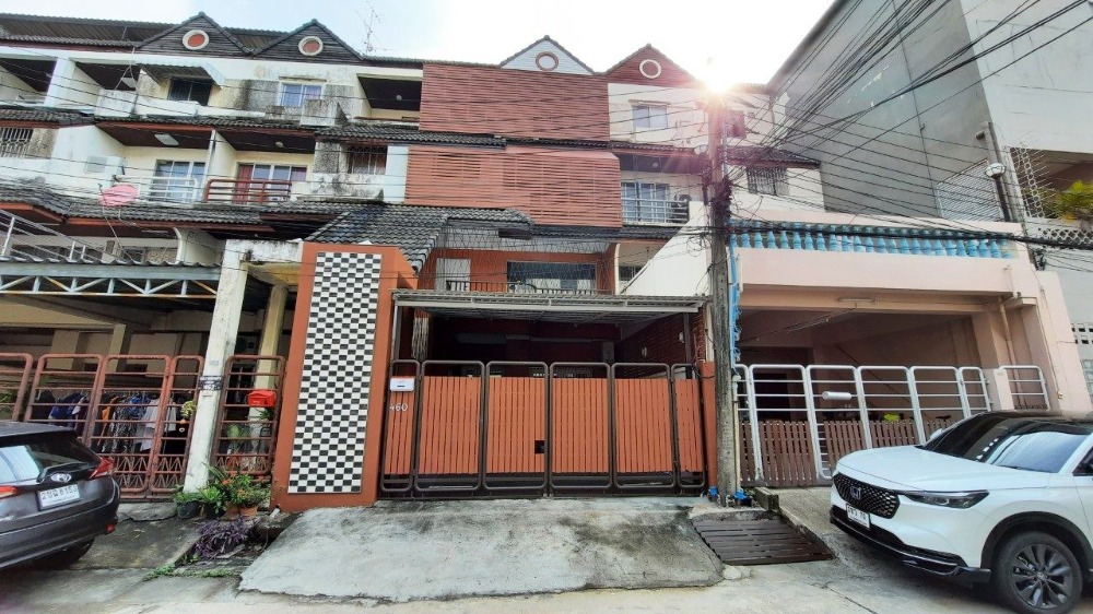 For RentTownhomePattanakan, Srinakarin : For rent, 4-story townhome, Phatthanakan 44, Yellow Line, Phatthanakan Station.