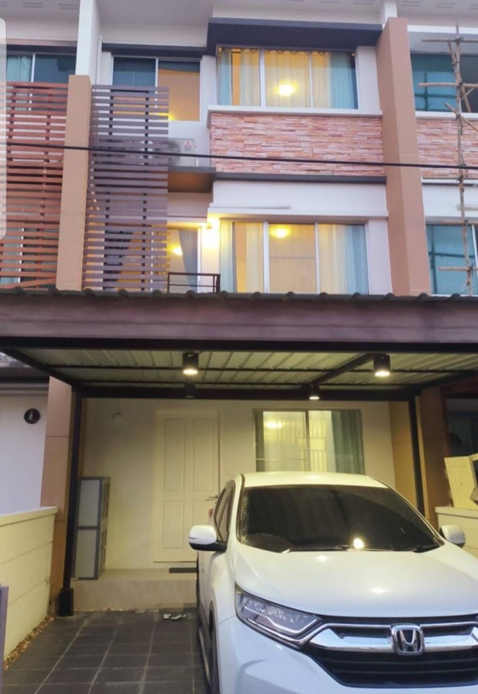 ให้เช่าทาวน์โฮมพัฒนาการ ศรีนครินทร์ : ให้เช่า ทาวน์โฮม 3 ชั้น 3 ห้องนอน เฟอร์+เครื่องใช้ไฟฟ้าครบ พร้อมอยู่ กรุงเทพกรีฑา7 ใกล้ รร.นานาชาติเวลลิงตัน, มาร์เกตเพลส, รถไฟฟ้าสายสีเหลืองและสายสีส้ม *ไม่รับสัตว์เลี้ยง*