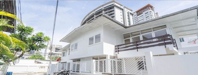 For RentHouseWitthayu, Chidlom, Langsuan, Ploenchit : HR1363 2-story detached house for rent in the area of ​​Soi Ruamrudee 3, near BTS Ploenchit. Convenient transportation, good location in the heart of the business district.