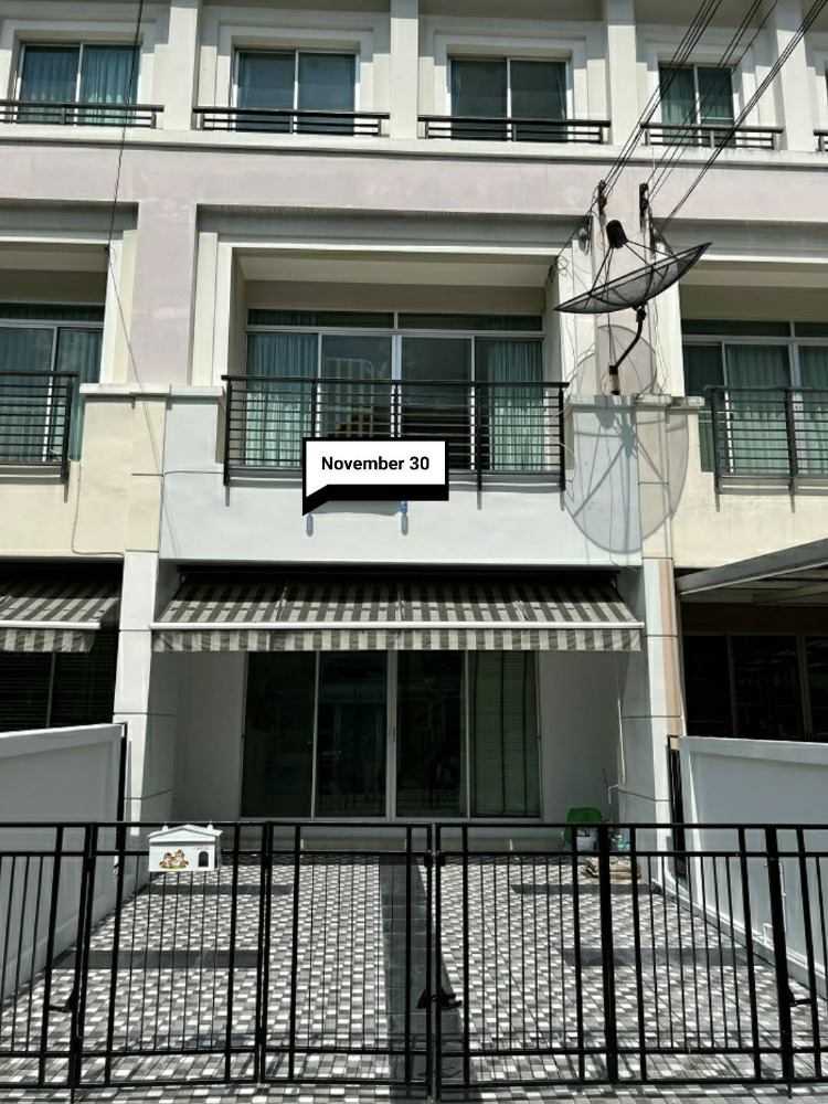 For RentHousePattanakan, Srinakarin : Sell ​​or rent Baan Klang Muang Urbanion Rama 9 Wongwaen, newly decorated, 3-story building, area: 22 sq m. The house is in front of the sports club.