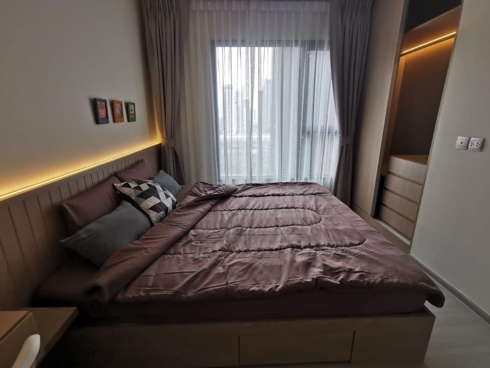 For RentCondoRama9, Petchburi, RCA : New room! For rent: Life Asoke Rama 9, fully furnished, high floor, good view, not blocked. Contact 092-2424-789.