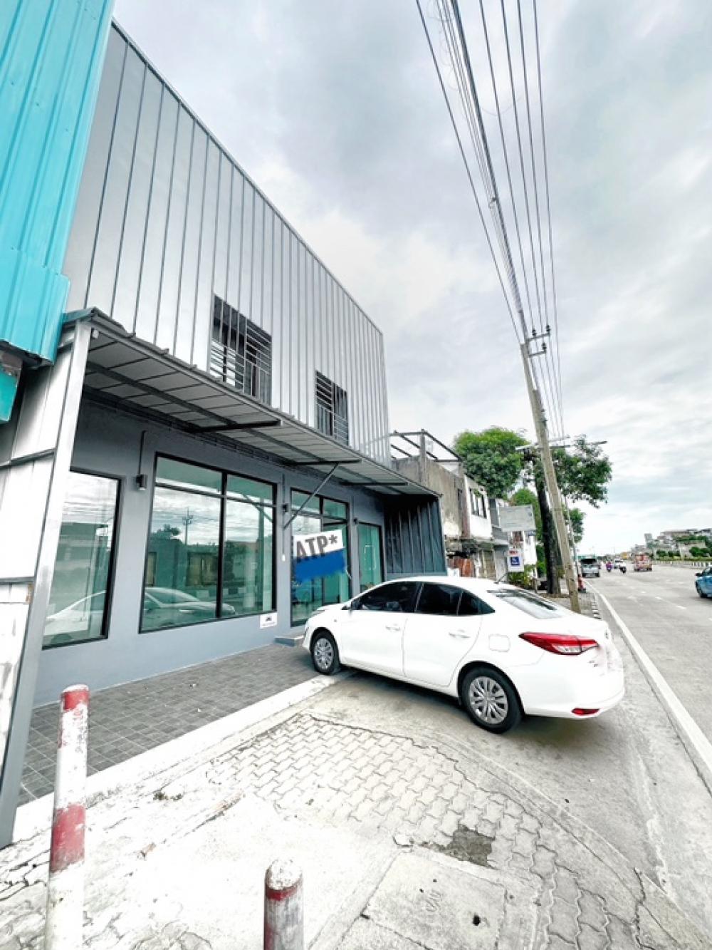 For RentRetail SpaceYothinpattana,CDC : **For rent** Showroom/office/small store that needs a storefront on the main road along the expressway. 30 sq m/2 floors/4 air conditioners/2 multi-purpose rooms/hall/3 bathrooms + 1 water heater/4 parking spaces (2 parking spaces in front of the building