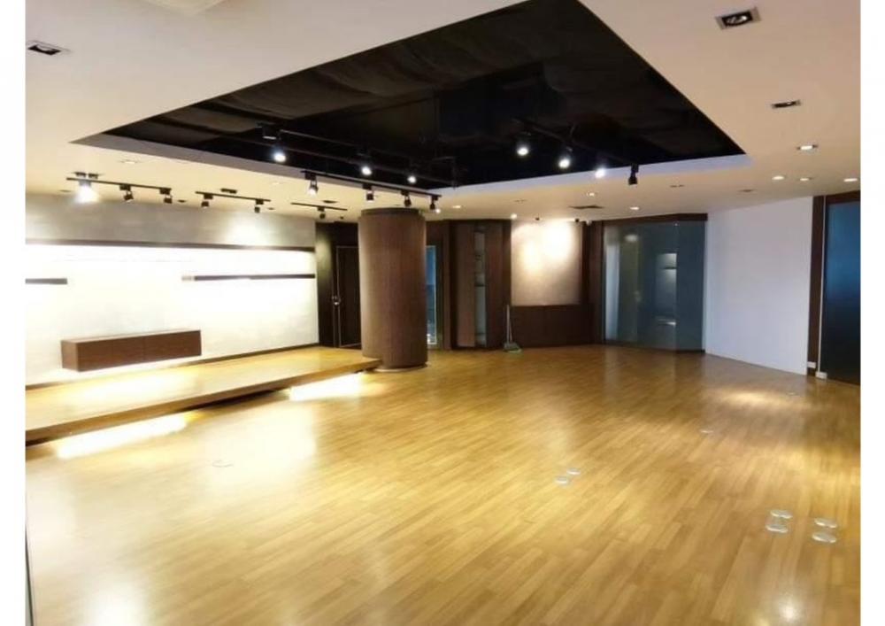 For RentOfficeKhlongtoei, Kluaynamthai : Office showroom for rent, Green Tower Rama 4 building with parking for 7 cars | Office Green Tower Rama for Rent