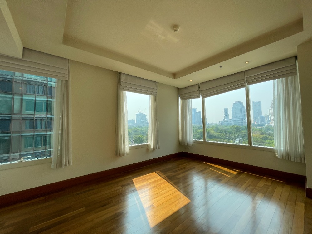 For RentCondoWitthayu, Chidlom, Langsuan, Ploenchit : 🏙🍃Special price for luxurious 3-beds, 4-baths condominium with a spacious area of 268 square meters. Open and expansive, offering garden views, and conveniently located near the BTS Ratchadamri Skytrain station.