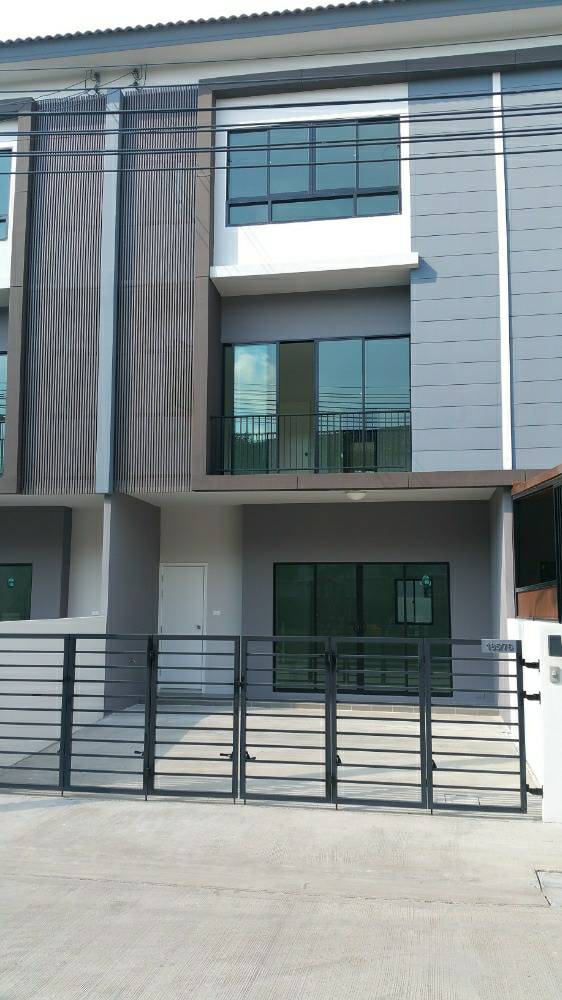 For RentTownhomeLadprao, Central Ladprao : Townhome for rent, 3 floors, 4 bedrooms, 3 bathrooms, near the Yellow Line station. The house is in front of the garden, private, 42,000/month, Town House, 3 floors, 4 bedrooms, 3 bathrooms (no furniture)