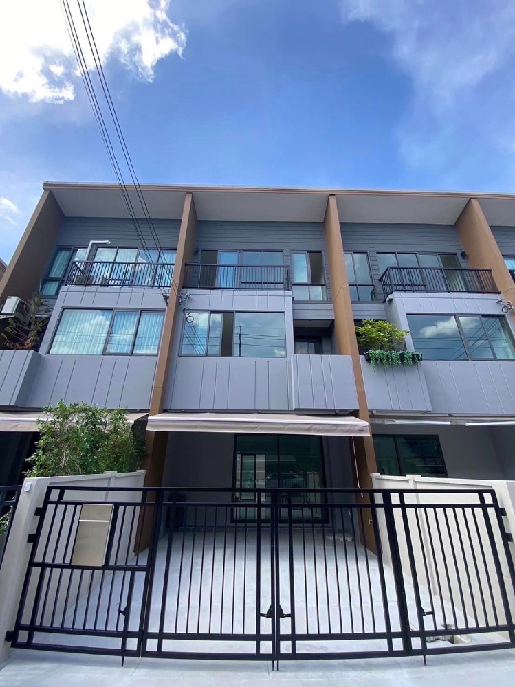 For RentTownhomeOnnut, Udomsuk : Townhome for rent, Baan Klang Muang Sukhumvit-On Nut, popular location, connecting Sukhumvit-Thonglor Near the Green Line