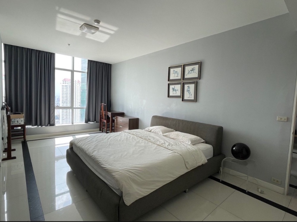 For RentCondoWongwianyai, Charoennakor : House for rent, Sathorn Chao Phraya, panorama view along the Chao Phraya River.