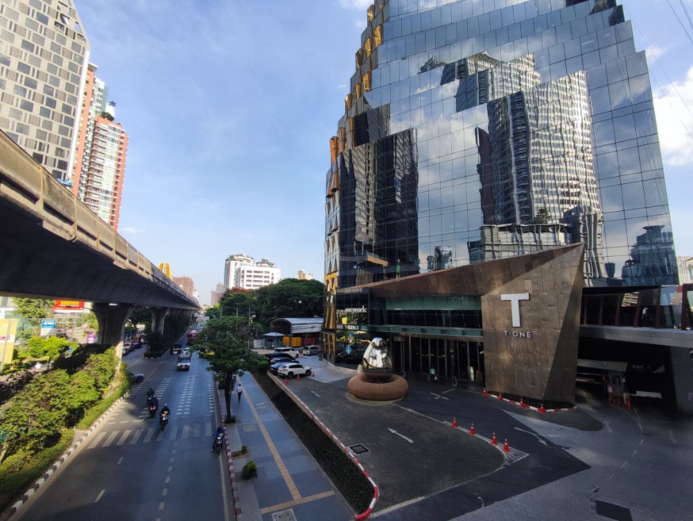 For RentOfficeSukhumvit, Asoke, Thonglor : Service office Office space for rent, Thonglor Sukhumvit, Serviced Office, beautifully decorated, ready to move in, T-One Thonglor Office Building, near BTS Thonglor, 10 Workstations, rental price 120,400 baht, Thonglor area.