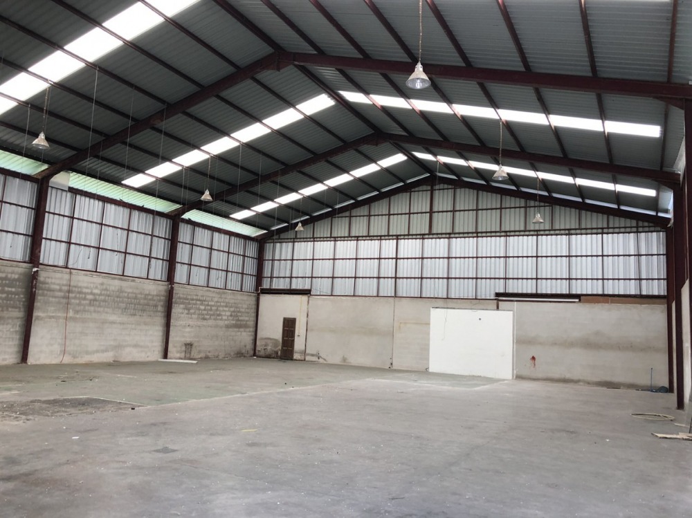 For RentWarehouseKaset Nawamin,Ladplakao : Warehouse for rent, size 200 sq m, Nuanchan Kaset Nawamin. Near Nuanchan Temple