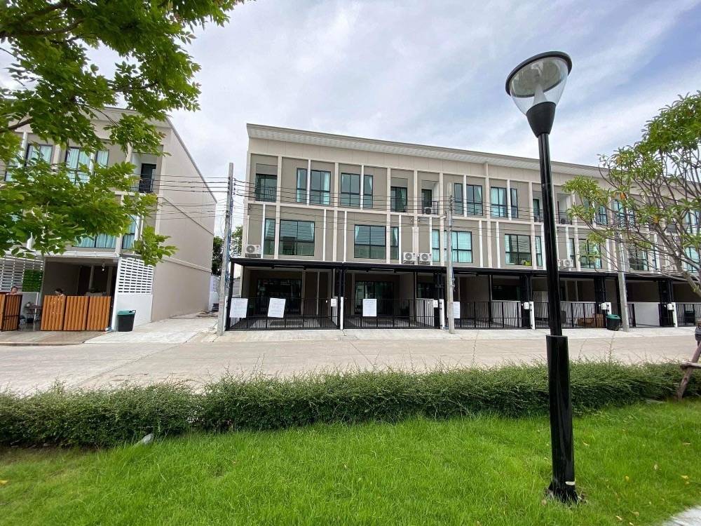 For RentTownhomePattanakan, Srinakarin : Townhome for rent, Patio Srinakarin - Rama 9, near Wellington International School, only 4 minutes.