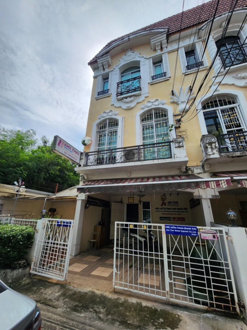 For SaleTownhomeKasetsart, Ratchayothin : 🔥Urgent sale behind private corner. You cant find this price anymore. Baan Klang Muang Monte Carlo Ratchavipha