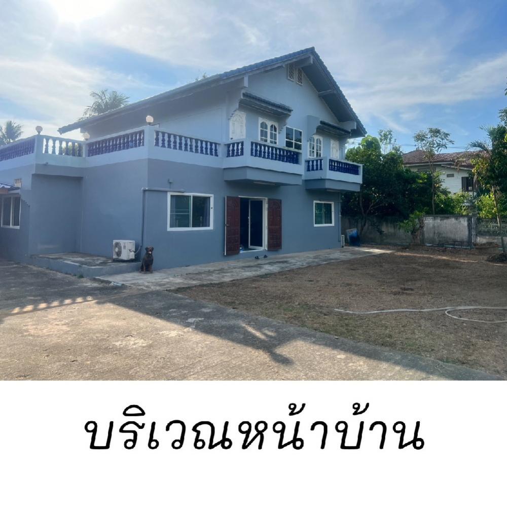 For SaleLandPhichit : Single house for sale with a large area of ​​land, ready to move in, on the main road, the house is located before reaching Wat Luang Pho Ngoen, Wat Bang Khlan, Pho Thale District, Phichit Province. The land includes the buildings. The back of the house i