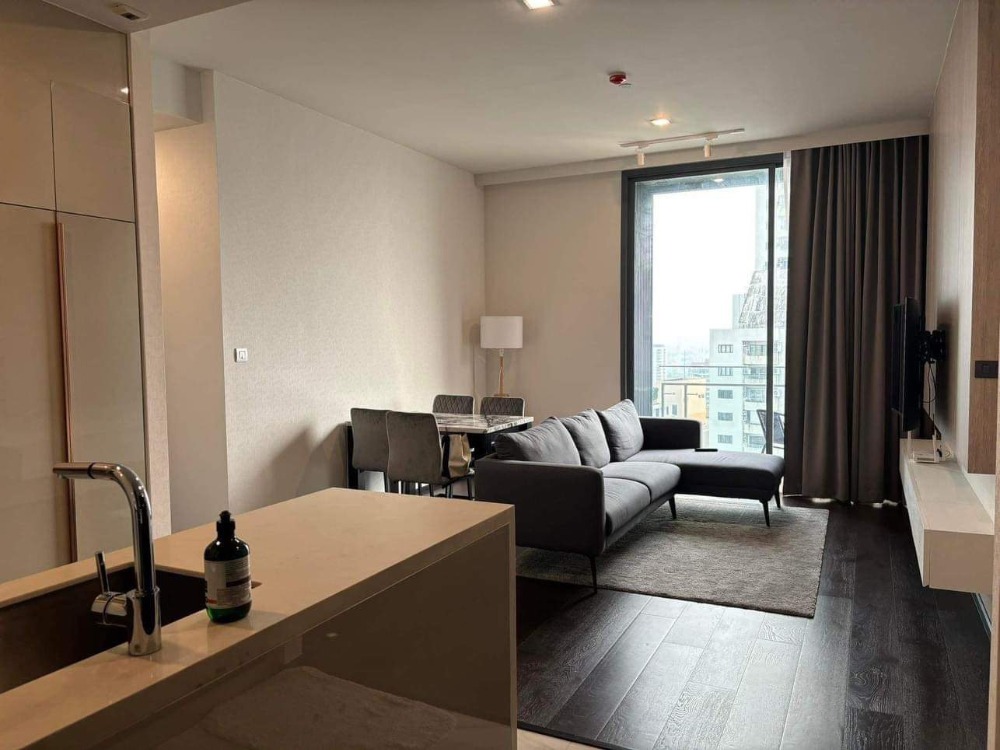 For RentCondoSukhumvit, Asoke, Thonglor : 🌟Elegant 2 beds for rent with breathtaking city skyline views, fully furnished, and conveniently located just a short stroll from BTS Thonglor. Immediate availability for a seamless move-in experience