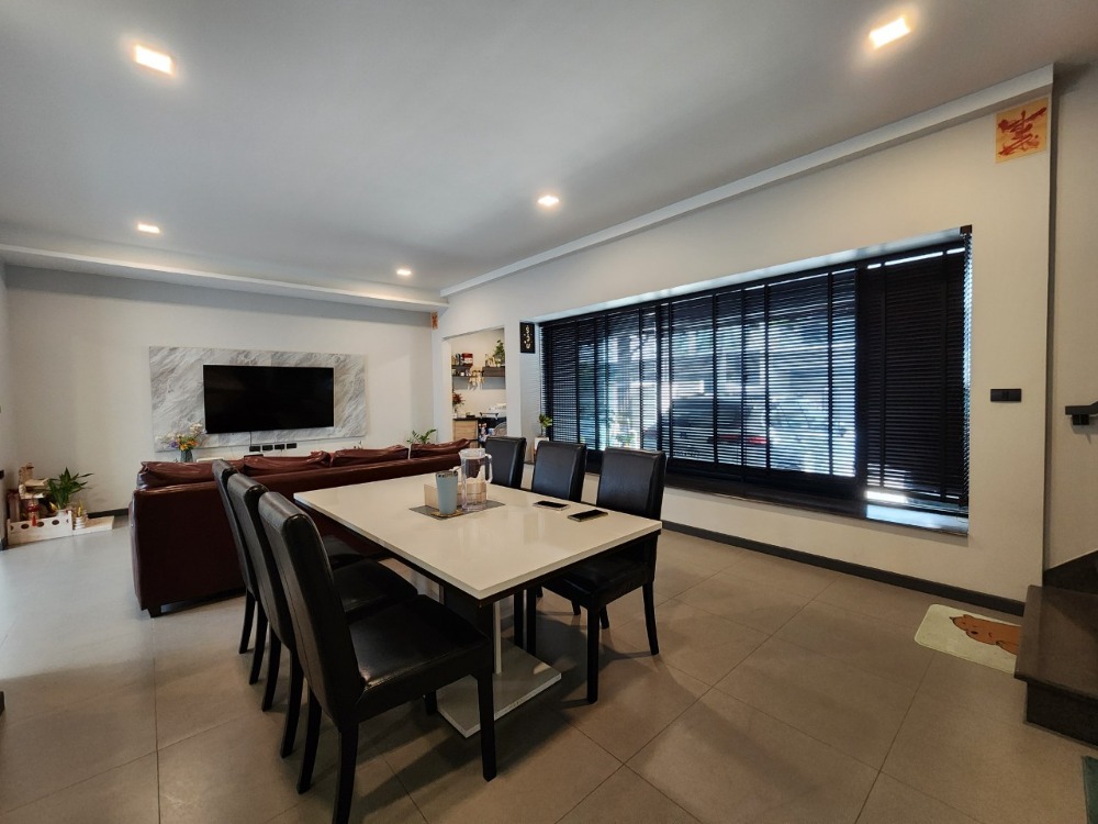 For SaleTownhomeBangna, Bearing, Lasalle : Not accepting agents! Urgently selling townhome project Vive Bangna Km. 7, beautiful house decorated and ready to move in, good location, 5 minutes from MEGA BANGNA, size 40 sq m, parking for 3 cars in the house. Usable area 225 sq m. Selling at the cheap