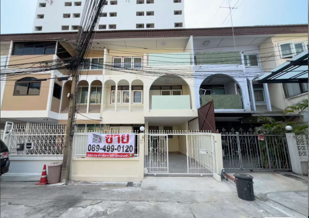 For SaleTownhomeRama9, Petchburi, RCA : 3-storey townhouse for sale, completely renovated, 5 bedrooms-3 bathrooms, 900 meters from BTS Rama 9, Central Rama 9, suitable for residence / home office.