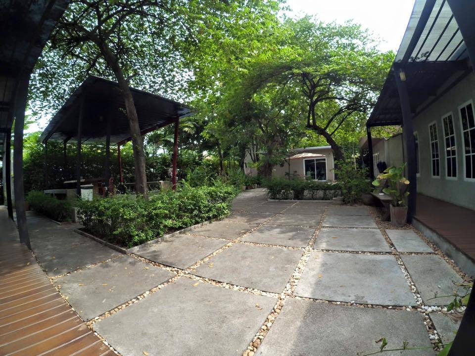For RentRetail SpaceYothinpattana,CDC : Land for rent with office building Praditmanutham 1, near Golden Place Rama 9, area 207 square meters, total usable area approximately 520 square meters, rent 60,000 baht/month*