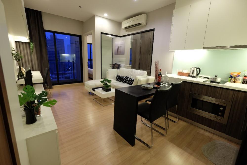 For RentCondoWongwianyai, Charoennakor : 👑 Urbano Absolute Sathon - Taksin 👑 1Bed, size 37 sq m, high floor, beautiful view, sunny, not hot. Built-in furniture Complete electrical appliances The room is very nice.