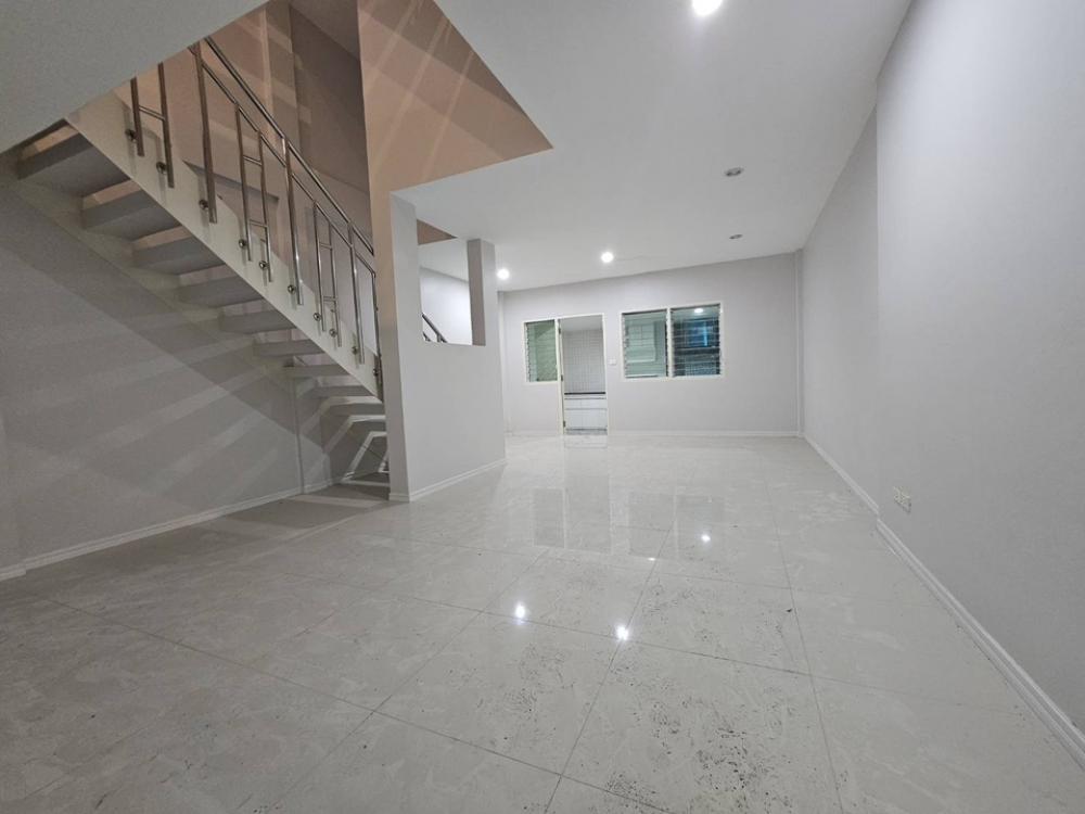 For SaleTownhomeLadprao101, Happy Land, The Mall Bang Kapi : For sale: Merit Place Lat Phrao 87, 3 bedrooms, size 18 sq m., usable area 174 sq m. Price: 3,890,000 baht. Contact 0808144488.