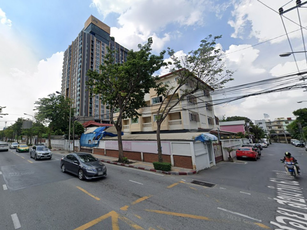 For SaleLandOnnut, Udomsuk : Land for sale with buildings on the main road, Soi Sukhumvit 62, area 135 sq m