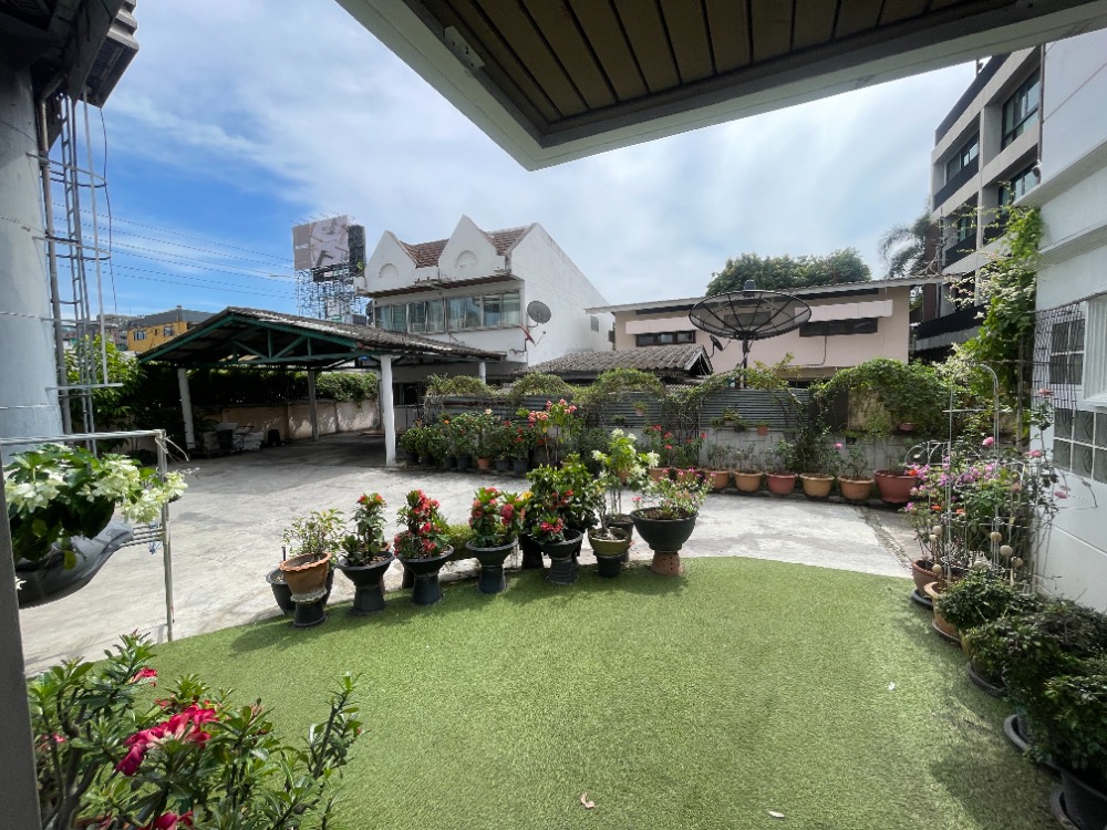 For RentTownhomeWitthayu, Chidlom, Langsuan, Ploenchit : Semi-Detached house in private compound with 2 bedrooms, 150 sq m. 10-15 minutes walk to Ploenchit BTS Station or Lumpini Park. Pets allowed