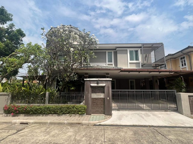 For RentHouseLadkrabang, Suwannaphum Airport : HR1459 Sell and rent detached house, corner house, Golden Nakara Project, Soi On Nut 65, fully furnished, ready to move in.