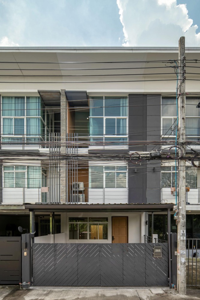 For RentTownhomeChokchai 4, Ladprao 71, Ladprao 48, : 👇For rent Townhome just renovated modern loft style near The Crystal Ekkamai-Ram Inthra , Central Eastville