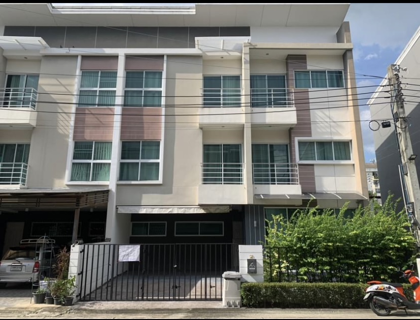 For RentHome OfficeOnnut, Udomsuk : # House for rent, townhome, 3 floors, 4 bedrooms, 4 bathrooms, The Estate On Nut 46 #back on the edge, potential location