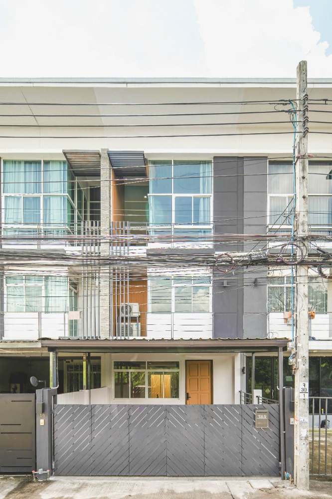 For RentTownhomeChokchai 4, Ladprao 71, Ladprao 48, : H0282😊😍 For RENT, SELL for rent, sale Townhome 3 floors, 🚪4 bedrooms 🏢 Lat Phrao-Nakniwat 🔔 House area: 24.09 sq m. 🔔 Usable area: 206.00 sq m. 💲 Rent: 55,000฿💲 For sale:7,500,000฿📞O99-5919653,O65-9423251✅LineID:@sureresidence