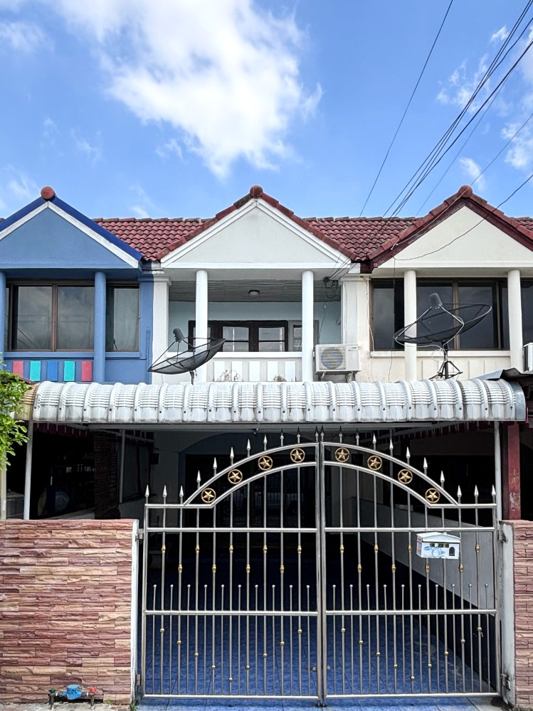For SaleHouseSamut Prakan,Samrong : 2-story townhouse for sale, Thienkasem Village (Fuang Fa 16), Theparak Km. 7, very nice house. reach the main Thepharak Road by walk. There's everything, markets, banks.