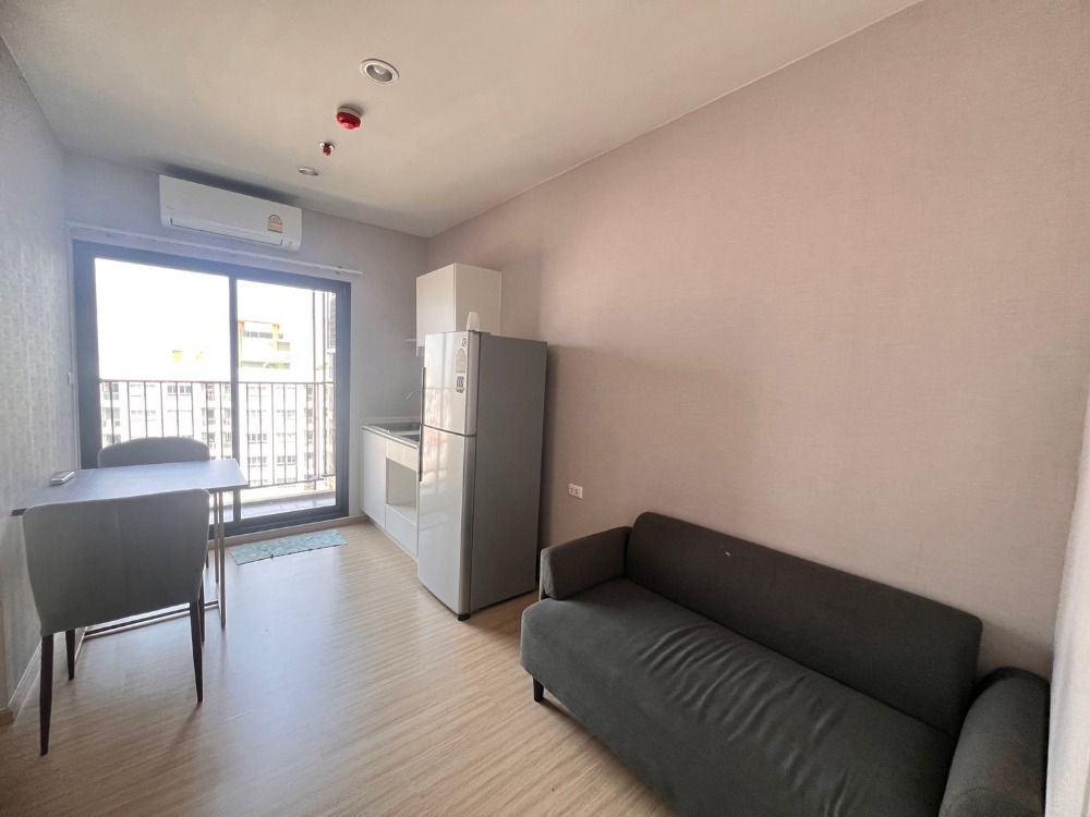 For rent: Plum-Pinklao Condo, 1 bedroom, 26 sq m., 20th floor, empty room, cheap price. For people with a low budget of 8500/month, call for advice at 094-6245941. Loading...