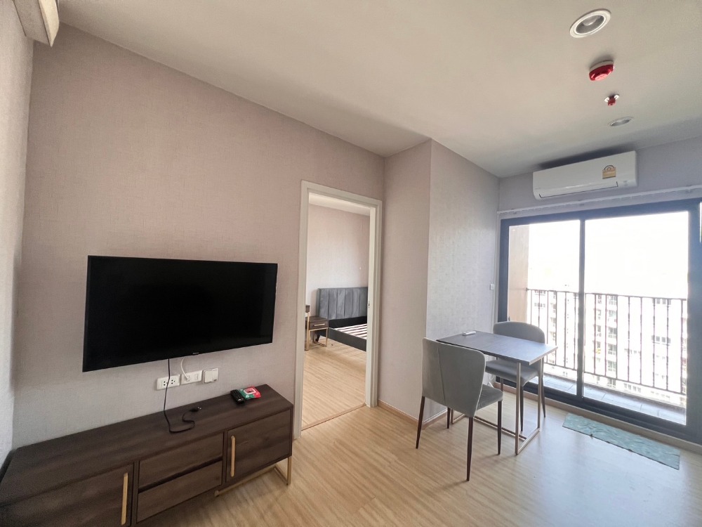 For rent: Plum-Pinklao Condo, 1 bedroom, 26 sq m., 20th floor, empty room, cheap price. For people with a low budget of 8500/month, call for advice at 094-6245941. Loading...