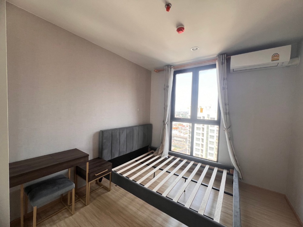 For rent: Plum-Pinklao Condo, 1 bedroom, 26 sq m., 20th floor, empty room, cheap price. For people with a low budget of 8500/month, call for advice at 094-6245941. Loading...