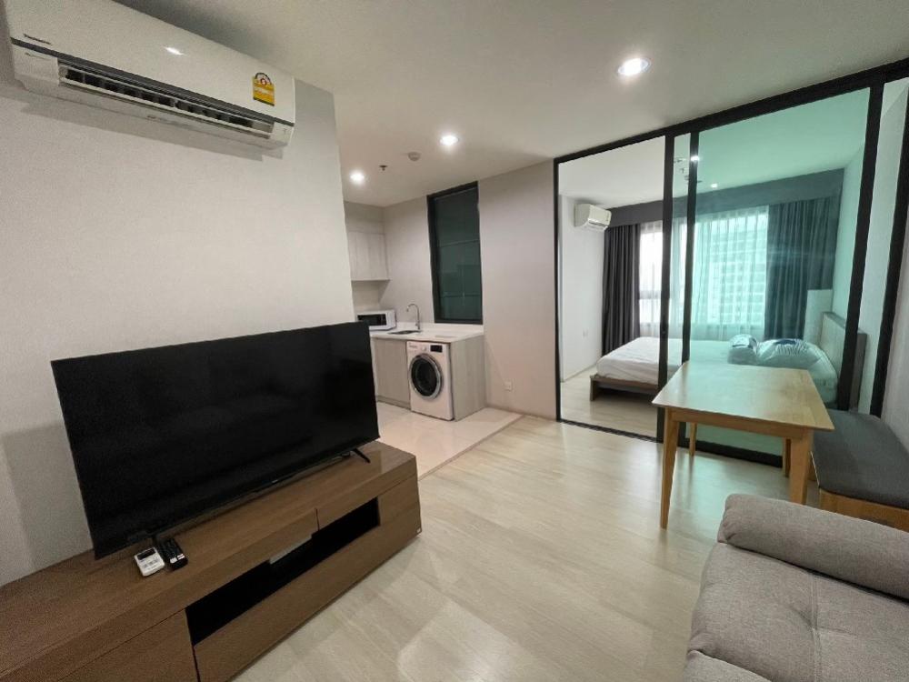 For RentCondoPinklao, Charansanitwong : 👑 Life Pinklao 👑 Beautiful room. 20 swimming pool view Fully furnished There is a washing machine ready to move in.