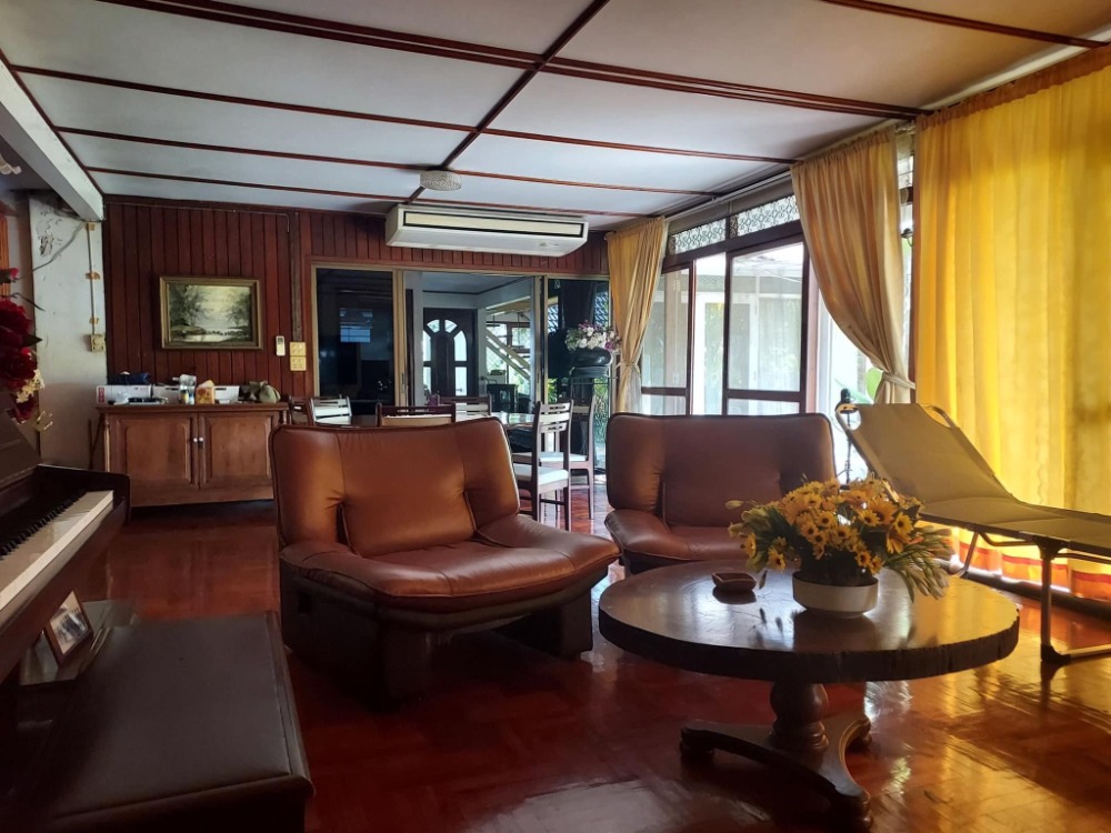 ให้เช่าบ้านบางนา แบริ่ง ลาซาล : For rent detatched house  5 bedrooms at Sukhumvit 115 Near BTS Pu Chao Saming Phrai Fully furnished Ready to move in Rental 200,000 THB./Month