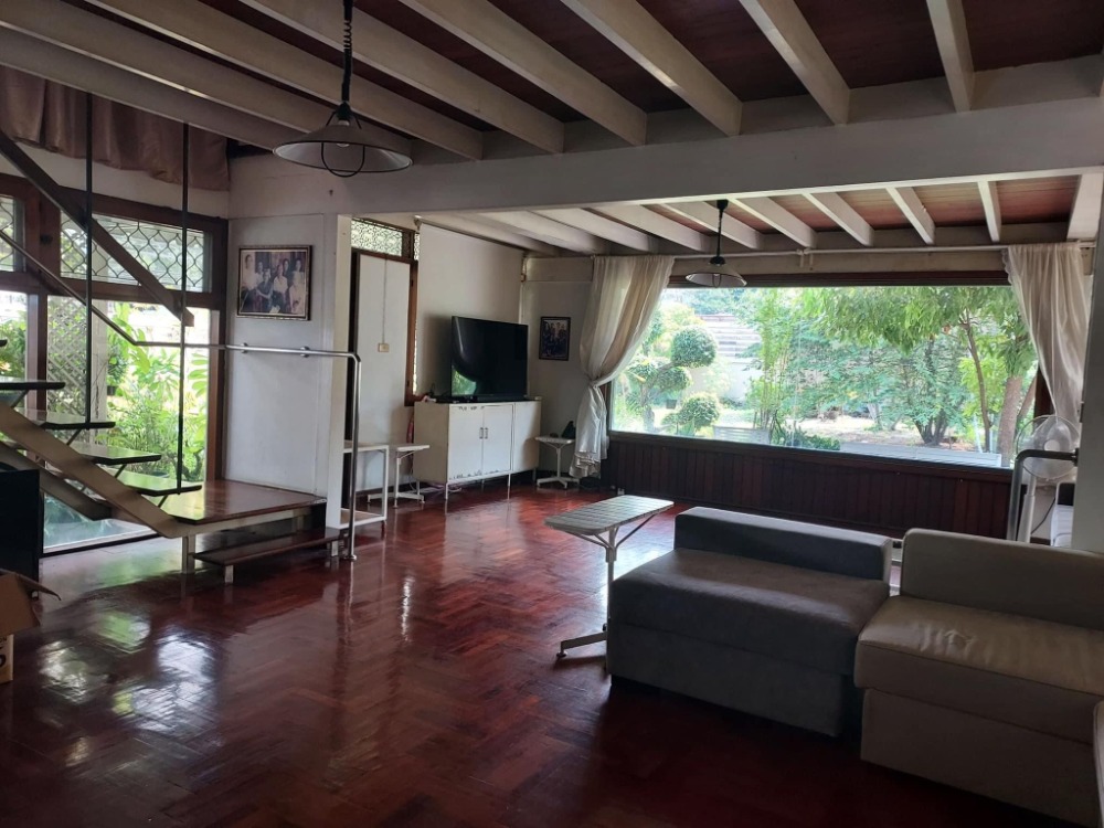 For rent detatched house  5 bedrooms at Sukhumvit 115 Near BTS Pu Chao Saming Phrai Fully furnished Ready to move in Rental 200,000 THB./Month Loading...