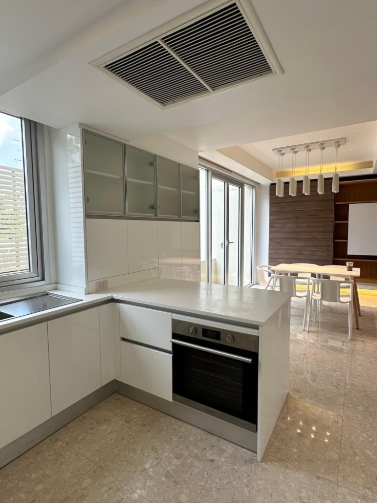 For SaleTownhomeSathorn, Narathiwat : Townhouse for sale: The Loft Sathorn, townhouse in the heart of the city, built-in kitchen set, parking for 3 cars.