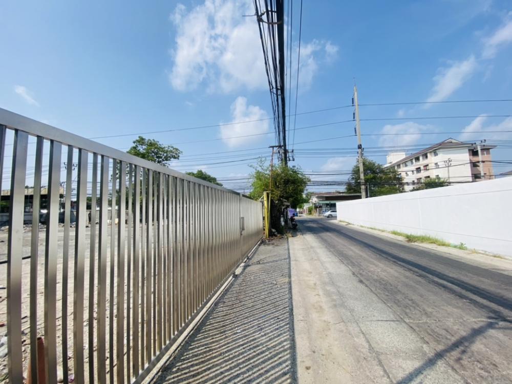 For RentLandBangna, Bearing, Lasalle : For Rent: Long-term land for rent #Pak Song Bearing 30, filled in, fenced around the edge, wall next to the road, has a stainless steel gate.