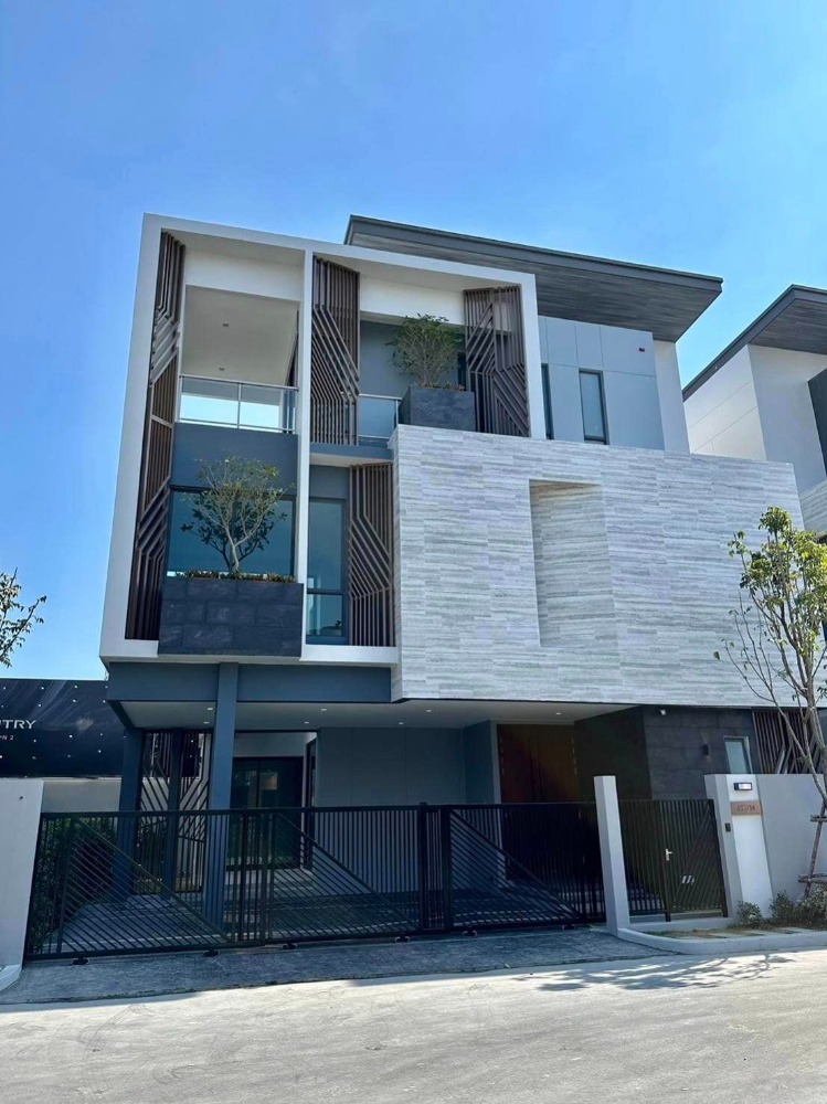 For RentHousePattanakan, Srinakarin : For Rent 4 bedrooms The Gentry Phatthanakan 2 Ultra Luxury Detached House Pet friendly Near Chalong Rat Expressway Ready to move in