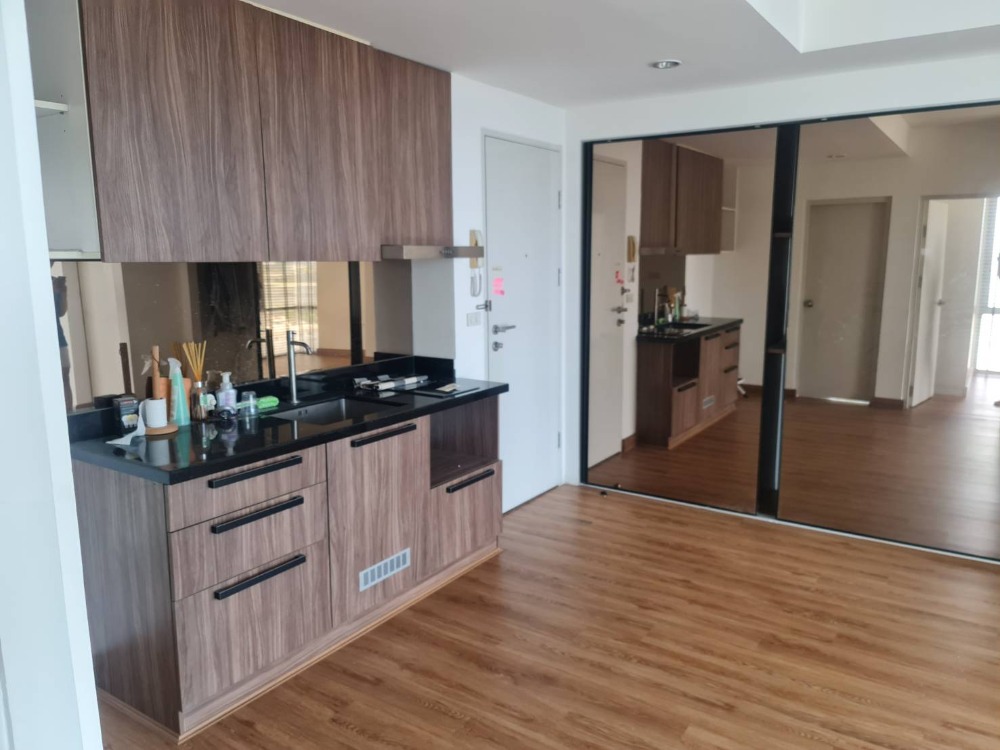 For SaleCondoPattanakan, Srinakarin : Sell! Condo The Iris Srinakarin Empty room unfurnished