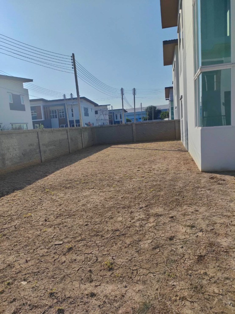 บ้านเดี่ยวขนาดใหญ่ ใหม่ไม่เคยเข้าอยู่ Loading...