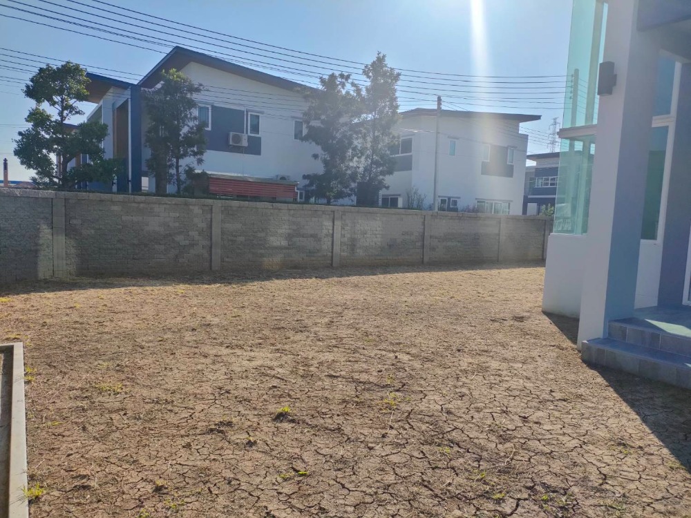 บ้านเดี่ยวขนาดใหญ่ ใหม่ไม่เคยเข้าอยู่ Loading...