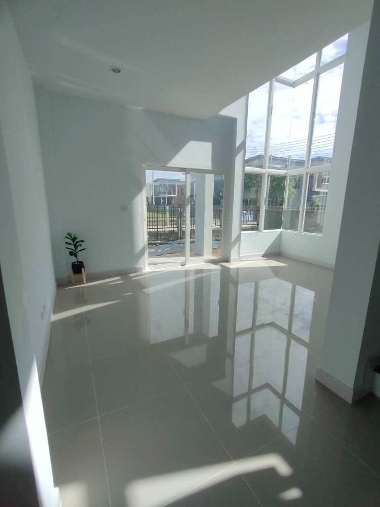 บ้านเดี่ยวขนาดใหญ่ ใหม่ไม่เคยเข้าอยู่ Loading...